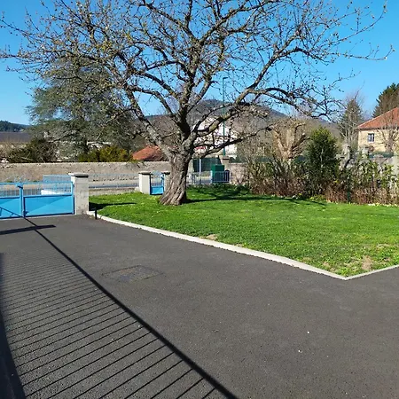 Chez Tata Malou - Maison Avec Jardin, Cour Fermee, Proche Toutes Commodites Saint-Julien-Chapteuil